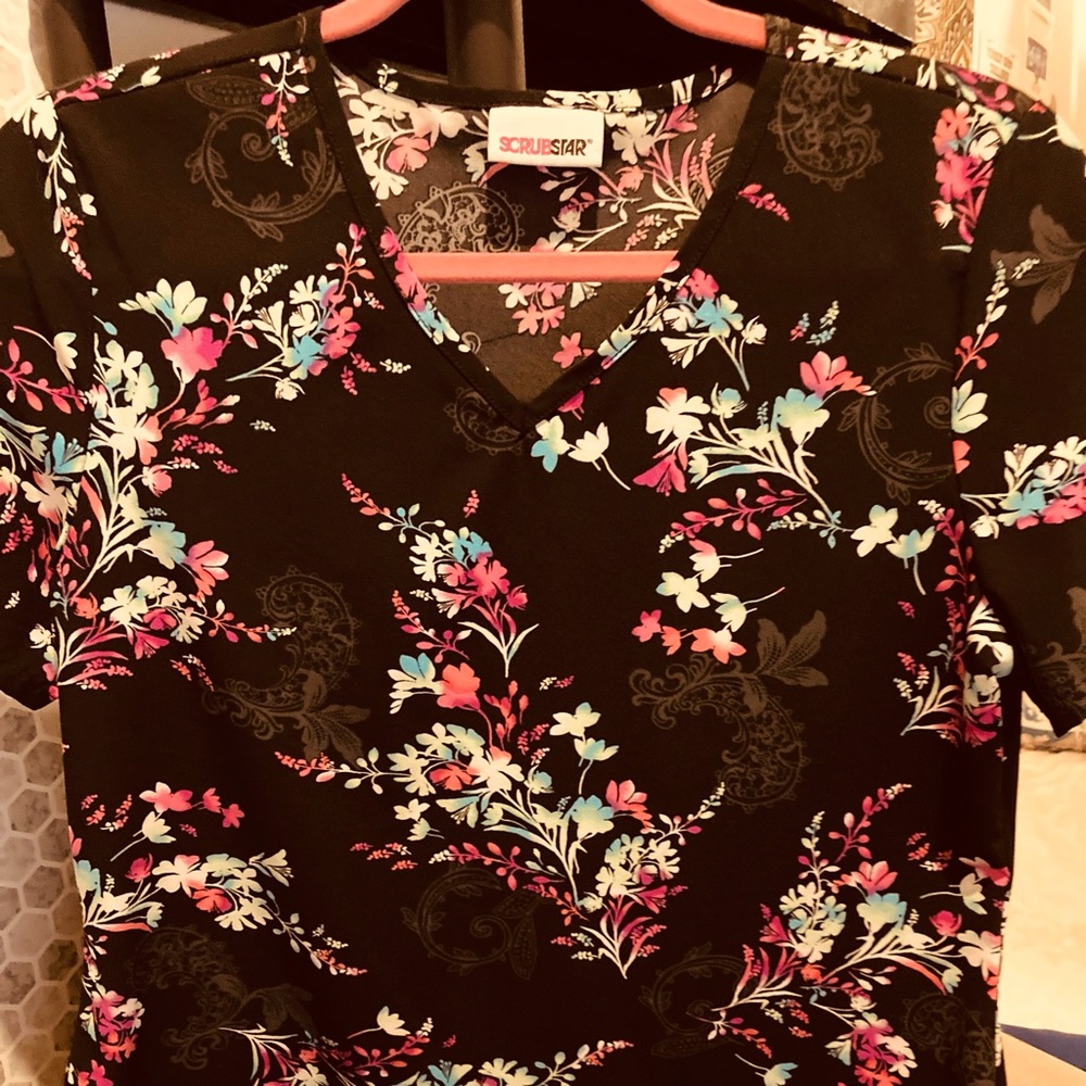 Scrub star top. Size small.